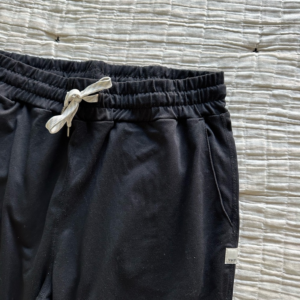 Vuori black performance joggers size small